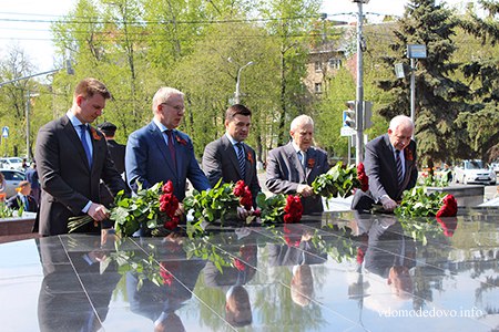 Глава Подмосковья возложил цветы к обелиску Славы в Домодедово