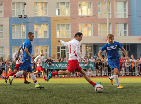 Товарищеским матчем с легендами футбола открыл Академию футбола Дмитрия Аленичева