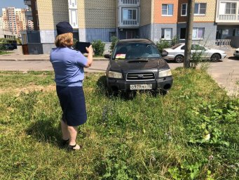 Более 460 случаев парковки на газонах пресечено в Домодедово