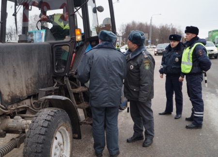 В Домодедово проверили водителей самоходной техники