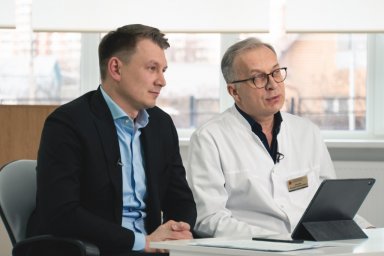 Глава городского округа Александр Двойных и главный врач ДЦГБ Андрей Осипов провели прямой эфир