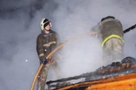 В Домодедово подожгли автомобиль и сгорела баня