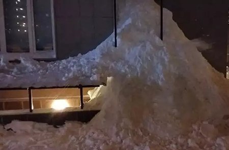 Управляющую компанию, чей офис жители завалили снегом, Госжилинспекция привлечет к административной 