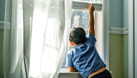 Как защитить ребенка от падения из окна?