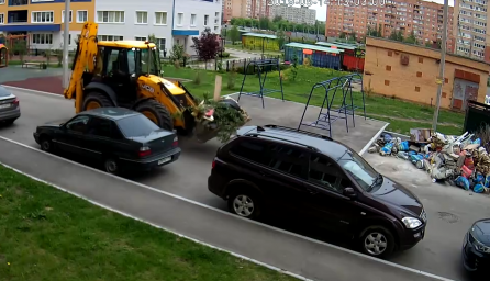 В Домодедово мусор вывозят на тракторе