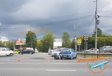 На дороге к аэропорту Домодедово Киа врезалась в мотоцикл