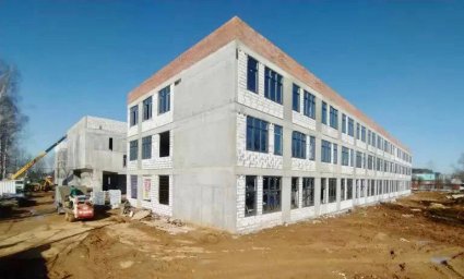 В здании новой школы в Барыбино приступили к устройству фасадных конструкций