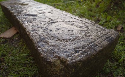 В Домодедово обнаружили надгробную плиту конца XIV - начала XV веков