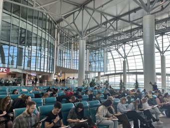 ​Алексей Кортнев прочитал Тотальный диктант в аэропорту Домодедово