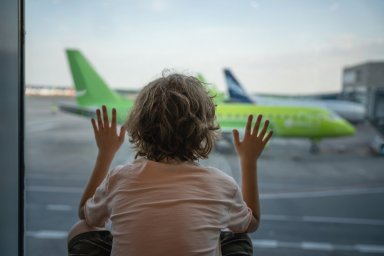 ​Детский перелёт: аэропорт Домодедово напомнил о сервисе по сопровождению детей